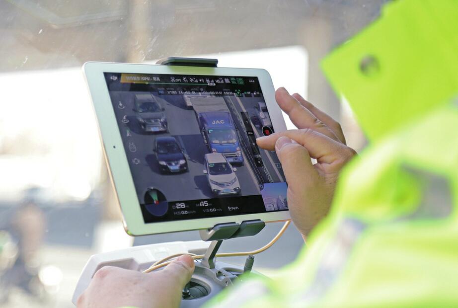 開車別玩手機了 無人機動態抓拍違法在濟南成為常態 