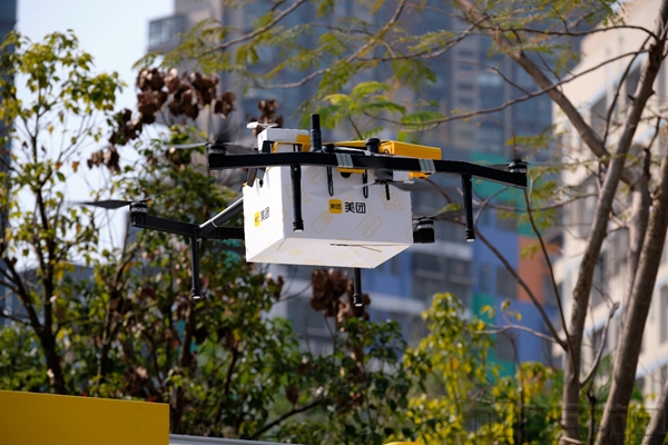 美團無人機正在進行外賣配送 （管樂/攝）